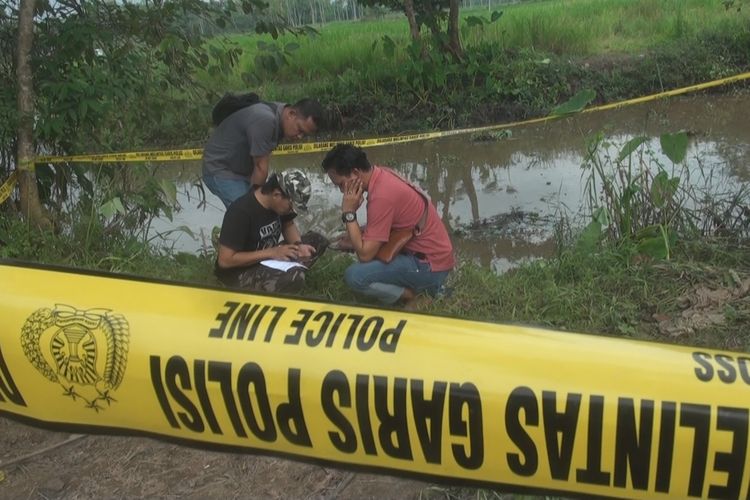 Personel dari Polres Ogan Ilir melakukan olah TKP ulang di lokasi penemuan jasad Karoman korban tewas diduga korban pembunuhan disertai mutilasi. 