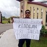 Tagih Janji Kapolda, Pria di Ambon Lakukan Aksi Demo Seorang Diri di Depan Mapolda Maluku