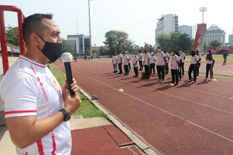 Ketua Umum KONI Kota Semarang Arnaz Agung Andrarasmara memberikan motivasi para atlet di GOR Tri Lomba Juang Semarang