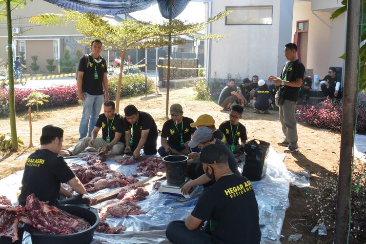 Warga Hegar Asri Residence, Baleendah, Bandung, saat bekerja sama dalam melaksanakan pemotongan hewan kurban Idul Adha 1441 Hijriah pada Sabtu 1 Agustus 2020.