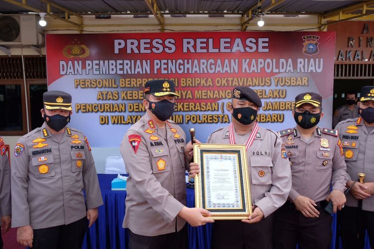 Kapolda Riau Irjen Muhammad Iqbal saat memberikan penghargaan kepada Bripka Oktavianus Yusbar di Polsek Tenayan Raya, Pekanbaru, Senin (7/2/2022).