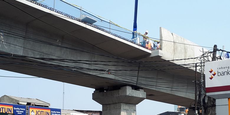 Overhead catenary system (OCS) atau parapet yang jatuh di Panglima Polim