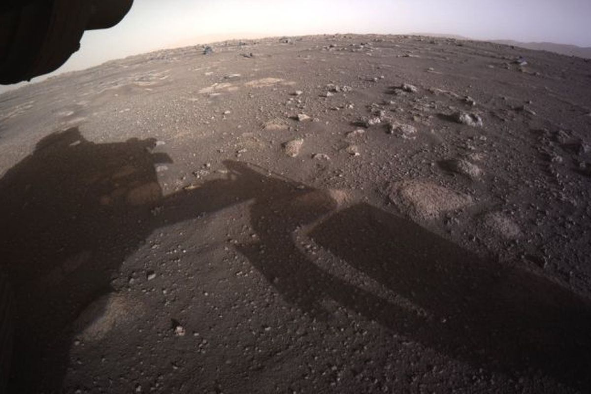 NASA rilis foto planet Mars dari robot Perseverance. Foto bayangan di sekitar permukaan Mars yang diambil dari lengan robotik Perseverance.
