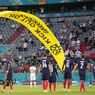 VIDEO - Momen Aktivis Greenpeace Hampir Mendarat di Tribune Penonton Jelang Laga Jerman Vs Perancis