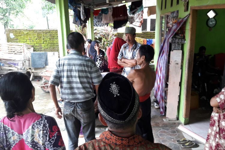 Sejumlah warga di Kabupaten Gowa, Sulawesi Selatan tengah berkerumun di kediaman korban pria stres yang mengamuk dan menikam sejumlah kerabatnya. Kamis, (13/4/2017).