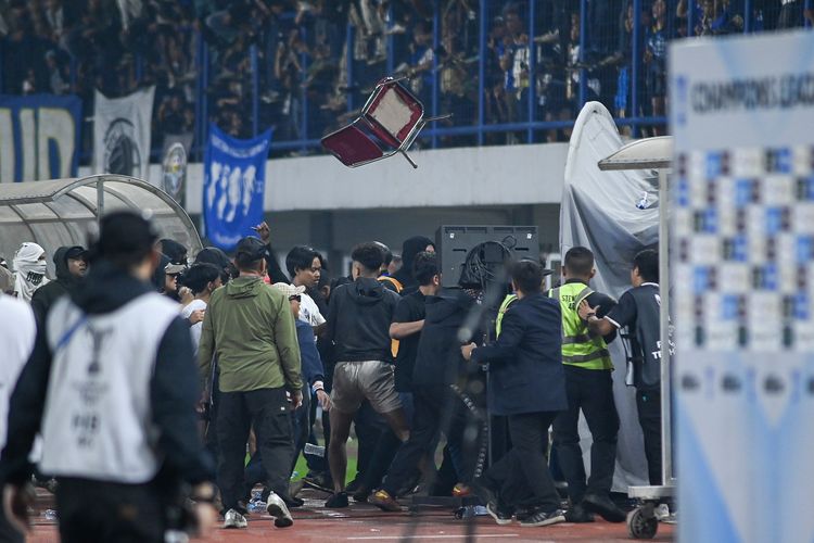 Kursi pun melayang dalam kericuhan usai laga Persib Bandung vs Ratchaburi FC (Thailand) pada laga 16 besar AFC Champions League Two (ACL 2) 2025-2026, Rabu (18/2/2026) di Stadion Gelora Bandung Lautan Api (GBLA). 