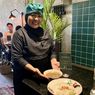Cerita Nenek 83 Tahun Jadi Karyawan Kafe di Blok M Sejak 2023