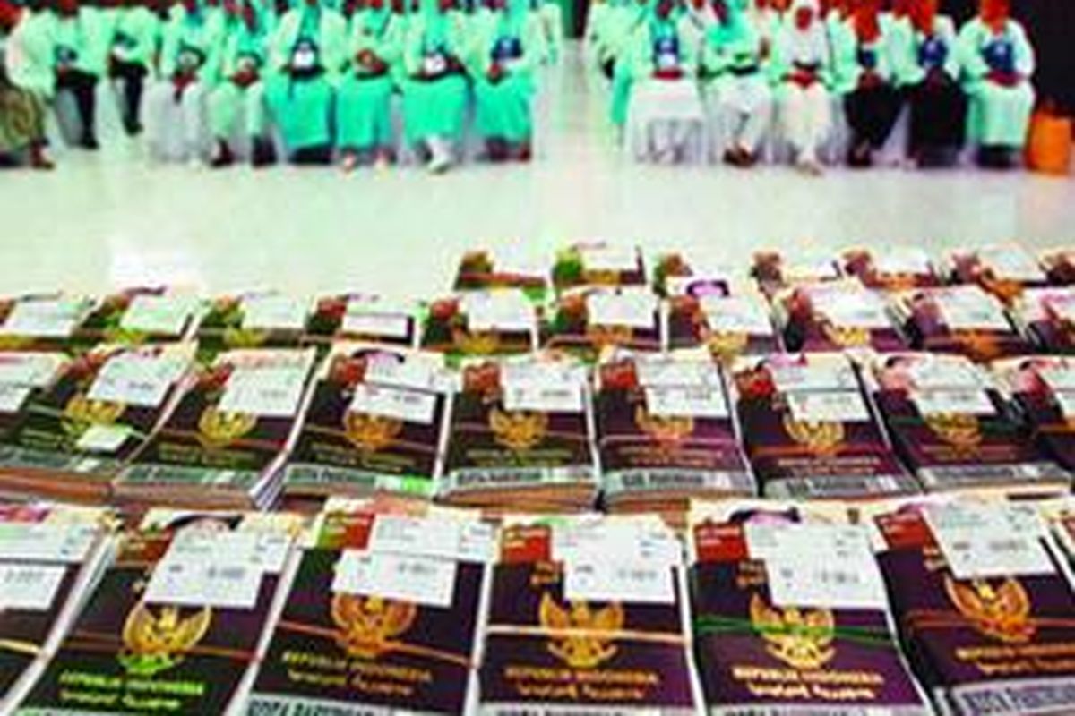 Calon anggota jemaah haji asal Kota Pasuruan menunggu pembagian paspor di Asrama Haji Sukolilo, Surabaya, Jawa Timur, Kamis (6/11). Sebanyak 445 calon anggota jemaah haji kloter 6 asal Kota Pasuruan tersebut diberangkatkan dari Embarkasi Haji Juanda, Surabaya.