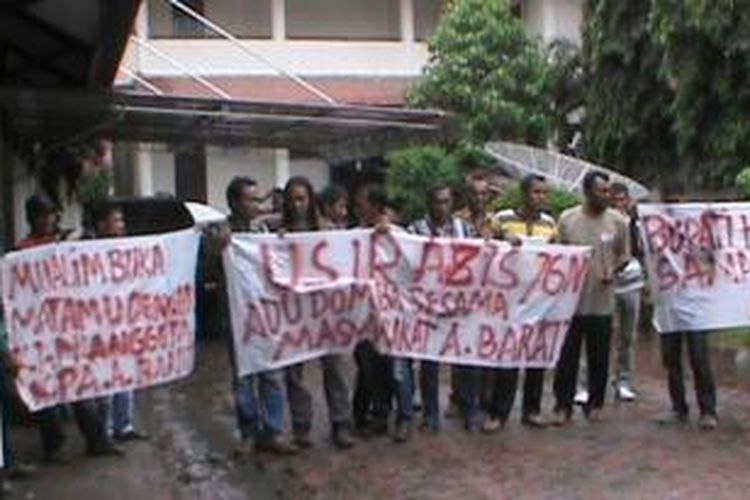 Tiga Puluhan mantan kombantan Gerakan Aceh Merdeka (GAM) yang sebelumnya bekerja sebagai karyawan di perusahaan tambang PT Agrabudi Jasa Bersama (AJB) melakukan unjuk rasa ke kantor Bupati Aceh Barat, Kamis (12/06/2014)