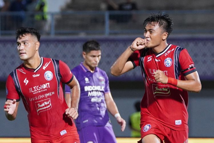 Pemain Arema FC Rizky Dwi selebrasi seusai menjebol gawang Persita Tangerang saat pertandingan pekan ke-32 Liga 1 2022-2023 yang berakhir dengan skor 0-1 di Stadion Indomilk Arena Tangerang, Sabtu (1/4/2023) malam.