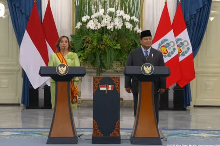 Presiden Prabowo Subianto saat memberikan keterangan bersama dengan Presiden Peru Dina Boluarte di Istana Merdeka, Jakarta, Senin (11/8/2025).
