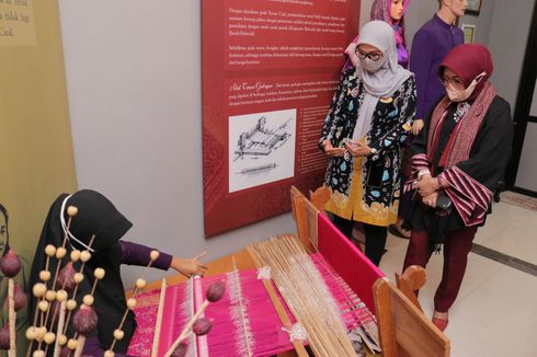 Berkunjung ke Bangka Belitung, Istri Menteri Desa Diperkenalkan Kain Tenun Cual