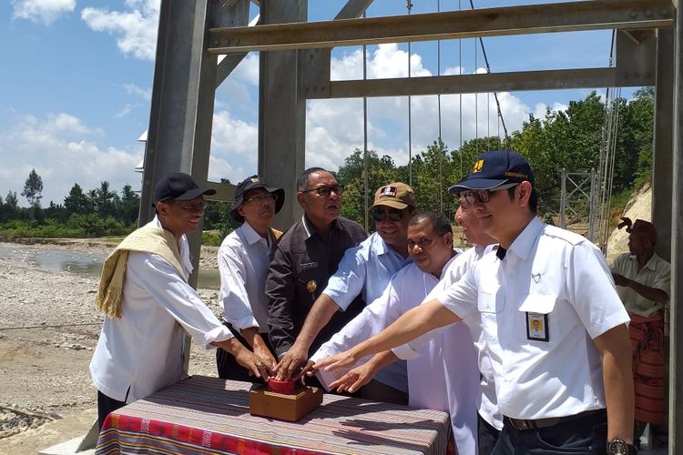 Peresmian jembatan gantung yang melintasi Sungai Kian Rai Ikun dihadiri Ketua Komisi V DPR RI Fary Francis, Wakil Gubernur NTT Yosep Nae Soi, Bupati Belu, Direktur Jembatan Kementerian PUPR Iwan Zarkazi, dan Kepala Balai Pelaksanaan Jalan Nasional X Kupang Muktar Napitupulu, Rabu (10/4/2019).