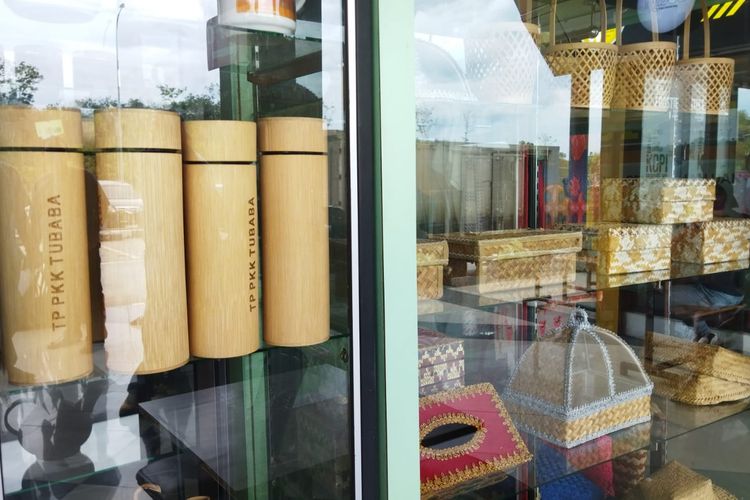 Beberapa kerajinan bambu produk UMKM yang dipajang di etalase Dekranasda Tulang Bawang Barat di rest area KM 215, Tol Trans-Sumatra.