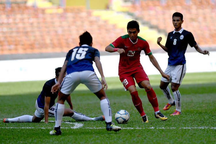 Pemain Timnas U-22 Septian David Maulana (kedua kanan) mencoba melewati tiga pemain Timnas U-22 Kamboja pada laga terakhir penyisihan grup B SEA Games XXIX Kuala Lumpur di Stadion Shah Alam, Selangor, Malaysia, Kamis (24/8/2017). Timnas Indonesia mendukkan Kamboja denga skor 2-0 sekaligus mengantarkan Indonesia ke babak semifinal.