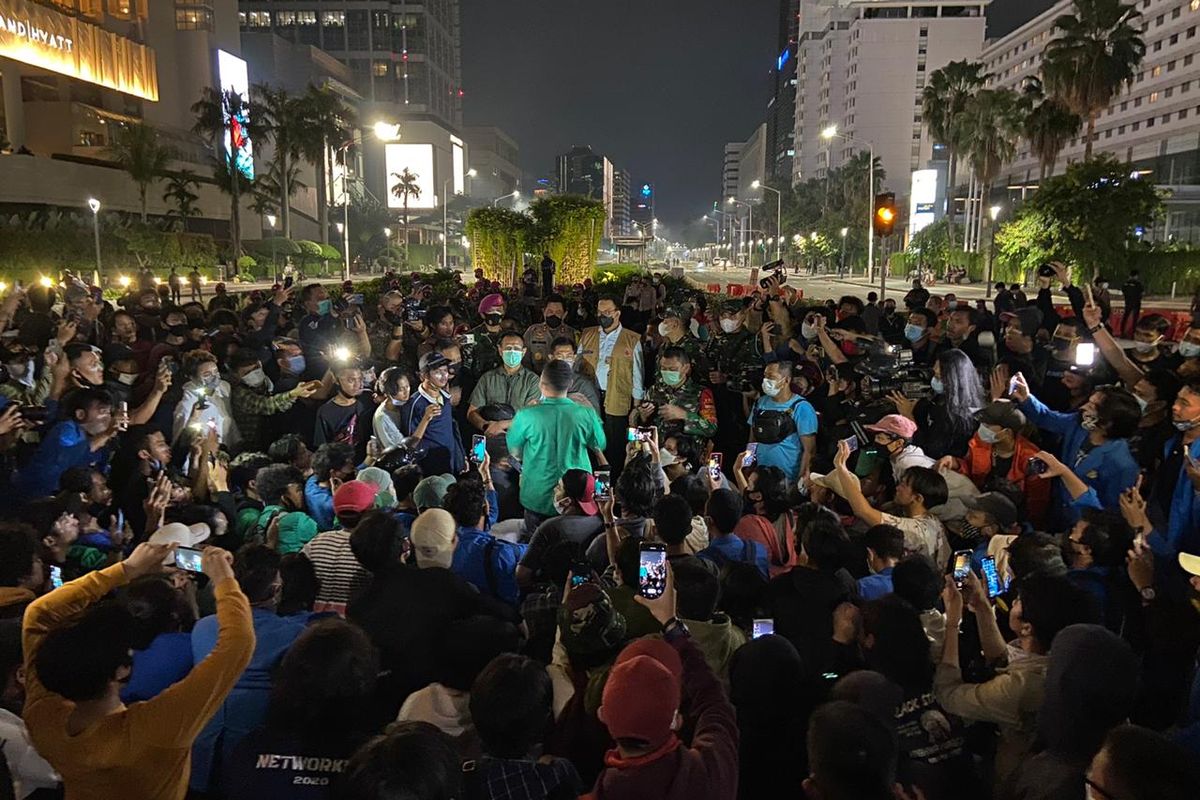 Gubernur DKI Jakarta Anies Baswedan saat menemui massa aksi unjuk rasa yang menolak UU Cipta Kerja di Bundaran HI, Jakarta Pusat. Kamis (8/10/2020)