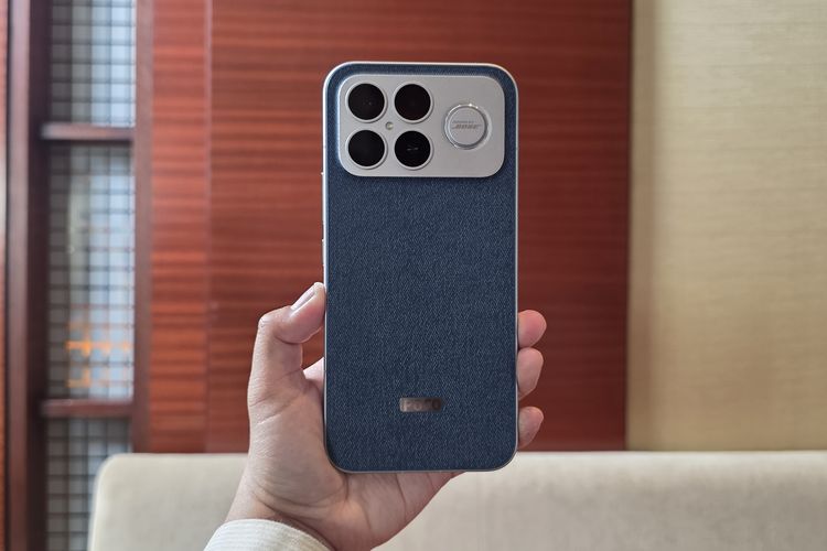 Finishing denim pada Poco F8 Ultra juga membantu meminimalkan bekas sidik jari sekaligus memberi kesan premium yang unik.