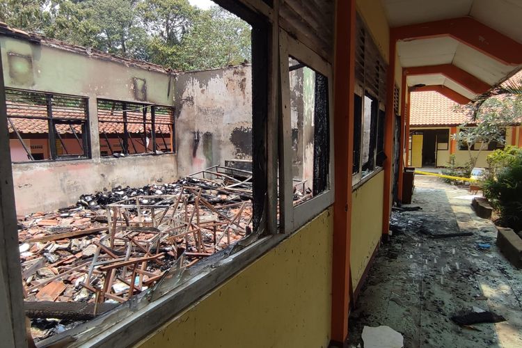 Cerita Kepala SMPN 1 Tegalrejo Datang Pakai Celana Pendek Saat Perpustakaan Sekolah Terbakar