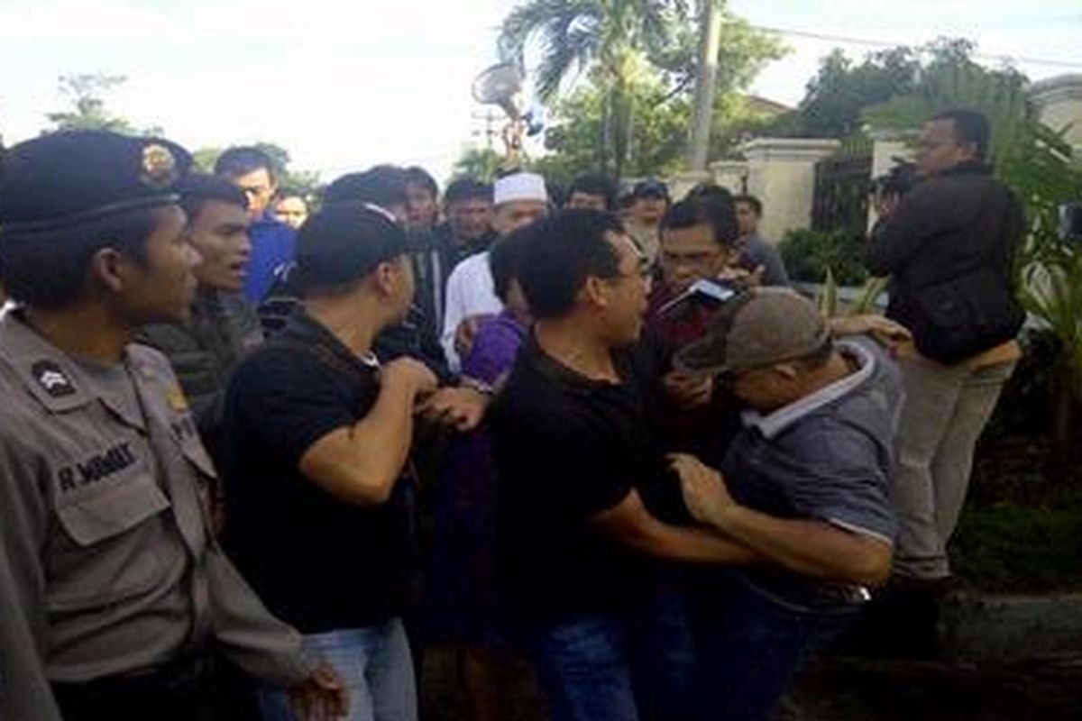 Hari Minggu (15/1/2012) pagi ini suasana sekitar GKI Taman Yasmin Bogor kembali memanas. Anggota DPR Eva Sundari (PDIP) yang turun dari mobil dikejar-kejar massa sebelum akhirnya diamankan polisi.