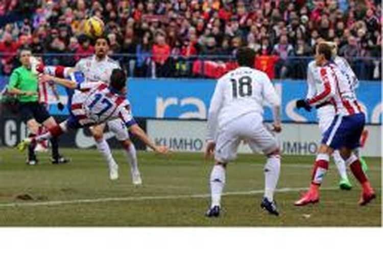 Gelandang Atletico Madrid, Saul Niguez (17), melakukan tendangan salto untuk mencetak gol ke gawang Real Madrid dalam laga Primera Division di Vicente Calderon, Madrid, Sabtu (7/2/2015).