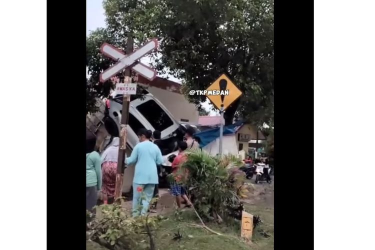 Porsche kecelakaan di depam kantor Sat Samapta Polrestabes Medan, Rabu (8/5/2024).