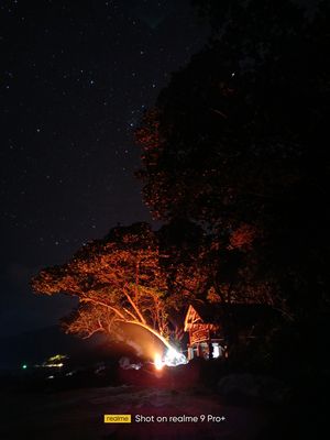 Salah satu bungalo di destinasi wisata yang berada di Pulau Weh, Kota Sabang, Provinsi Aceh, dipotret pada malam hari dengan cahaya minim. Foto diambil menggunakan smartphone realme 9 Pro+.