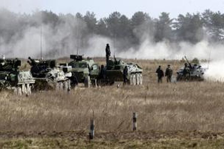 Militer Ukraina sedang berlatih di Desna, wilayah Chernigiv, pada 2 April 2014. Situasi di perbatasan dengan Rusia sempat tegang setelah puluhan ribu personel militer Rusia dikerahkan ke perbatasan kedua negara.