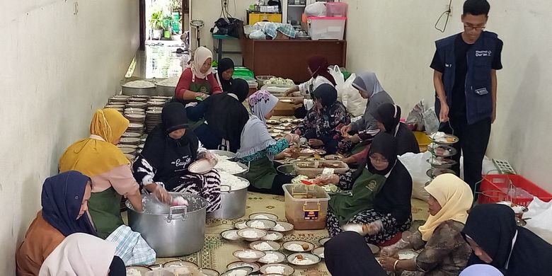 Suasana saat relawan masjid Jogikariyan menyiapkan 3.500 menu takjil, Selasa (12/4/2024)