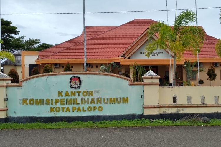 Kantor Komisi Pemilihan Umum (KPU) Kota Palopo, Sulawesi Selatan terhitung mulai Selasa (22/02/2022) besok akan menutup sementara layanan tatap muka, setelah salah seorang staf dinyatakan positif Covid-19 pada hari ini Senin (21/02/2020).
