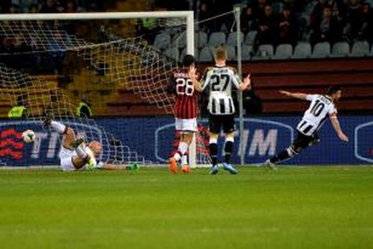 Bomber Udinese, Antonio Di Natale, mencetak gol ke gawang AC Milan dalam lanjutan Serie-A, Sabtu (8/3/2014). 