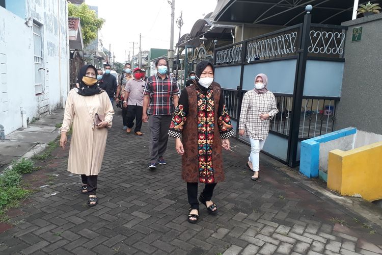 Wali Kota Surabaya Tri Rismaharini beserta keluarga jalan kaki menuju TPS 001, Balai RW 06 Jalan Wiyung Indah, Kelurahan Jajar Tunggal, Kecamatan Wiyung, Surabaya, Rabu (9/12/2020).