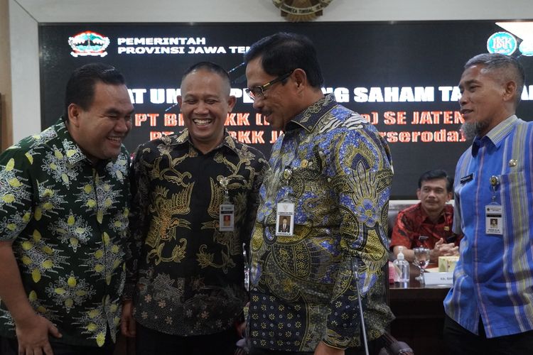 Bupati Blora Arief Rohman bertemu dengan Pj Gubernur Jateng Nana Sudjana di sela Rapat Umum Pemegang Saham (RUPS) BPR BKK se-Jawa Tengah, Rabu (1/5/2024). 
