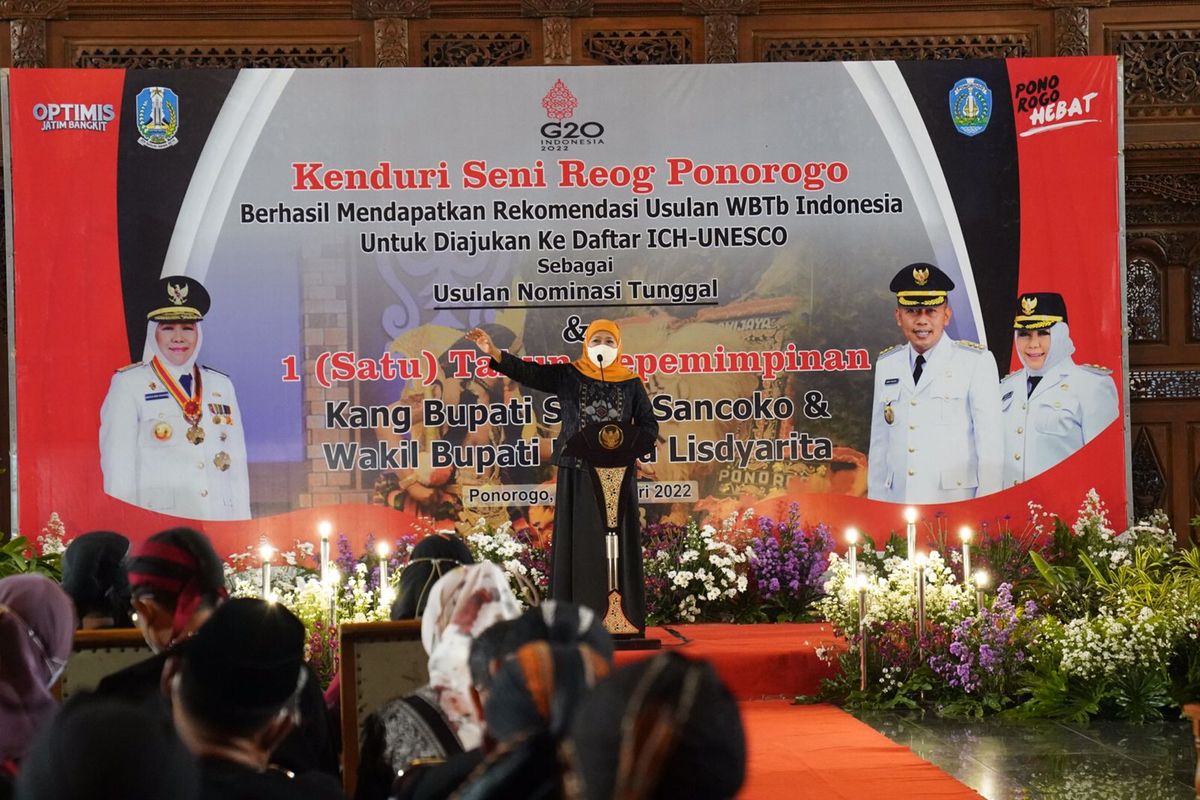 OPTIMISTIS—Gubernur Jawa Timur, Khofifah Indarparawansa optimis kesenian reog Ponorogo lolos diakui sebagai budaya dunia tak benda oleh Unesco saat menghadiri Kenduri Seni Reog Ponorogo di Kota Ponorogo, Sabtu (26/2/2022) malam.