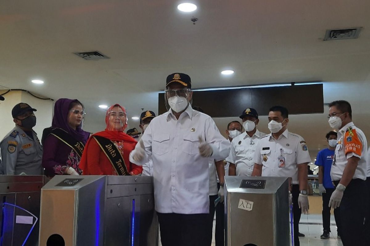 Menteri Perhubungan Budi Karya Sumadi didampingi Wakil Gubernur DKI Jakarta Ahmad Riza Patria di Terminal Pulo Gebang, Kamis (31/12/2020)