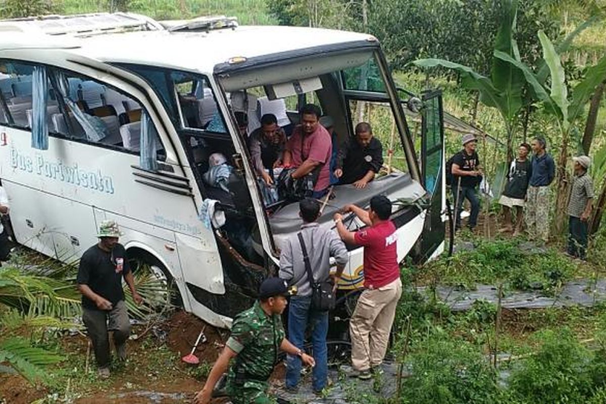 Bus pariwisata juruan Yogyakarta - Kopeng Kabupaten Semarang kecelakaan di kawasan Pakis Kabupaten Magelang, Senin (26/12/2016) sore. Sekitar 41 penumpang mengalami luka-luka.