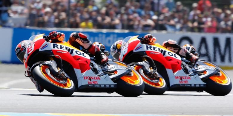 Pebalap Repsol Honda asal Spanyol, Marc Marquez (depan), dan rekan satu timnya, Dani Pedrosa, bersaing pada GP Catalunya, 15 Juni 2014. 