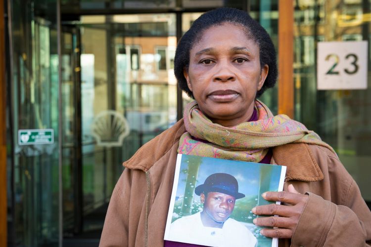Esther Kiobel berpose dengan foto almarhum suaminya, salah satu dari sembilan aktivis Nigeria yang dihukum gantung oleh pemerintahan militer di negeri itu, menyusul sebuah aksi damai melawan Shell di tahun 1995.  