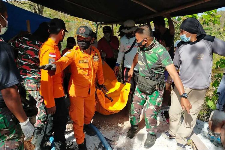 Proses evakuasi 4 orang penambangan emas yang meninggal di dalam lubang tambang kedalaman 17 meter di Sumbawa, NTB, Rabu (6/10/2021).