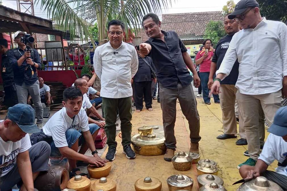 Calon wakil presiden nomor urut 1 Muhaimin Iskandar atau Cak Imin saat melihat langsung kegiatan pengrajin gamelan di Magetan. Dalam kesempatan tersebut cak Imin ingatkan pentingnya netralitas presiden.