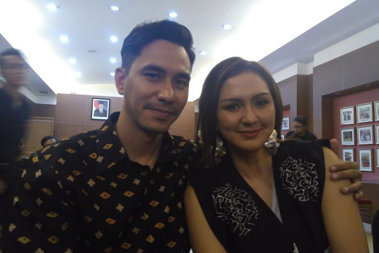 Pasangan selebritas Donna Agnesia dan Darius Sinathrya saat ditemui dalam jumpa pers Panasonic Gobel Awards 2018 di kawasan Dewi Sartika, Cawang, Jakarta Timur, Kamis (1/11/2018).