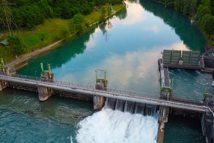 Kondisi Bendungan Engehalde di Bern, Swiss, pada Kamis (9/6/2022) sore waktu setempat yang difoto menggunakan drone. Bendungan ini adalah lokasi ditemukannya jenazah anak Ridwan Kamil, Emmeril Kahn Mumtadz atau Eril (23) pada Rabu (8/6/2022) pukul 06.50 waktu setempat, setelah dilaporkan hilang di Sungai Aare, Swiss pada Kamis (26/5/2022).