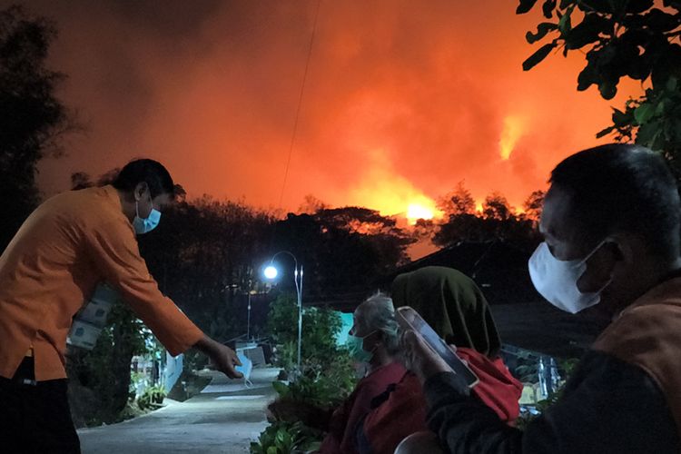 Warga Karanganyar Terdampak Kebakaran TPA Putri Cempo Solo, 2.000 Masker Dibagikan