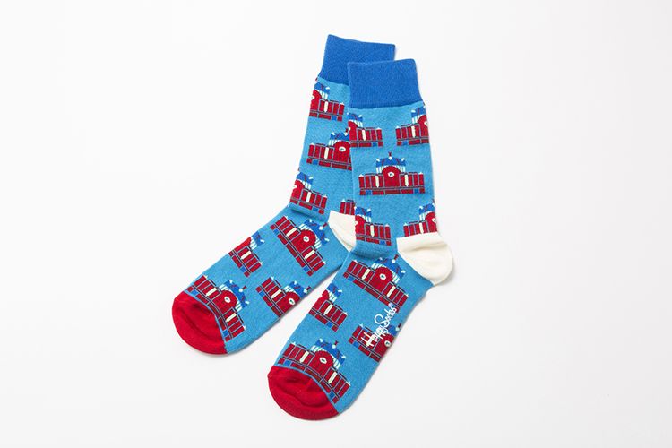  Identik dengan desain berwarna cerah, Happy Socks mereka menjual lebih dari 100 jenis kaos kaki dan pernak-pernik lainnya.