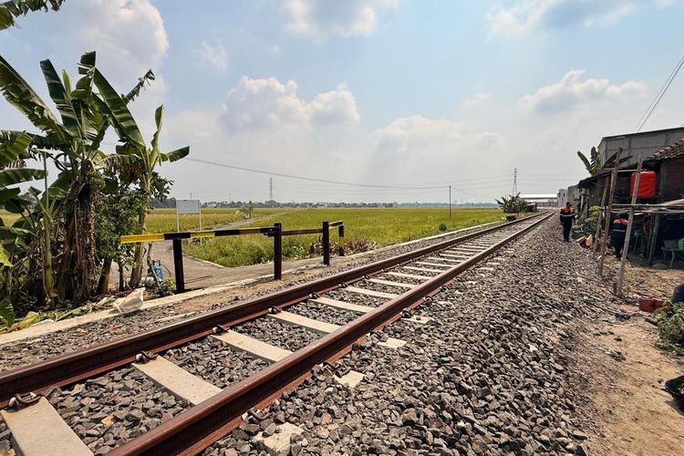 Potret penutupan perlintasan liar di Daop 6 Yogyakarta. Kereta Api Indonesia atau KAI Daop 6 Yogyakarta menutup total 41 perlintasan liar di Yogyakarta dan Solo. Di mana daerah terbanyak?