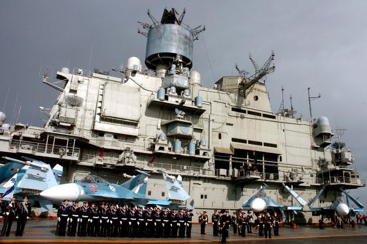 Foto yang memperlihatkan angkatan laut Rusia bersiap di atas kapal perang induk di pelabuhan Tartus di Suriah pada Januari 2012 lalu.