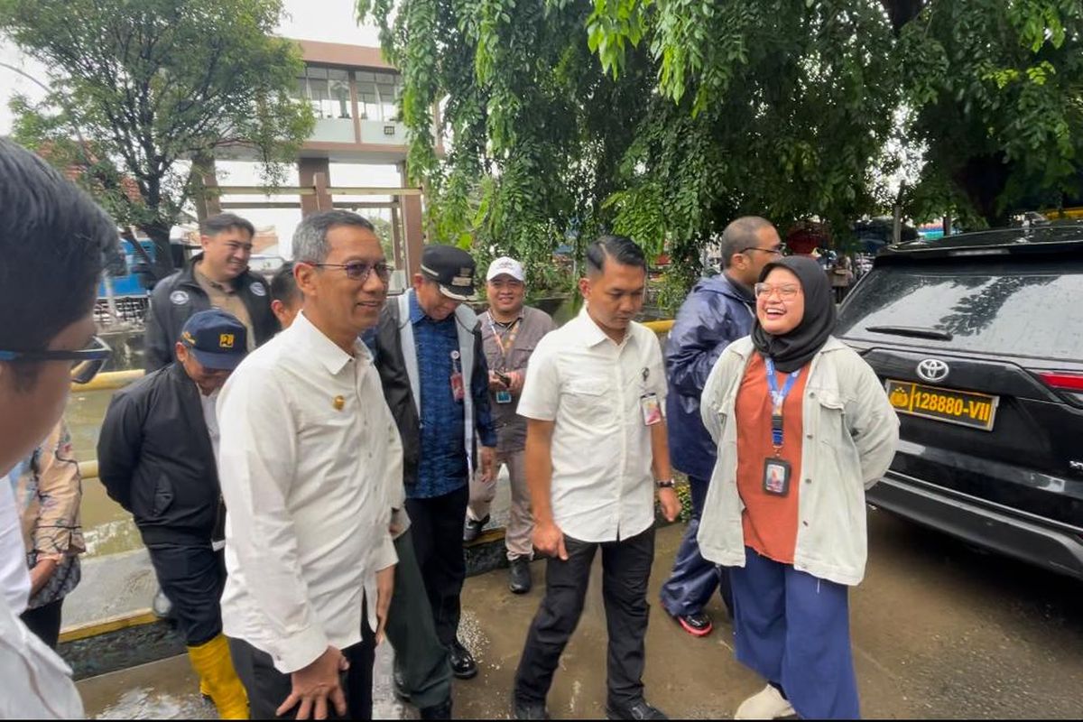 Pj Gubernur DKI Jakarta Heru Budi Hartono usai meninjau Rumah Pompa Air Ancol, Kamis (29/2/2024).