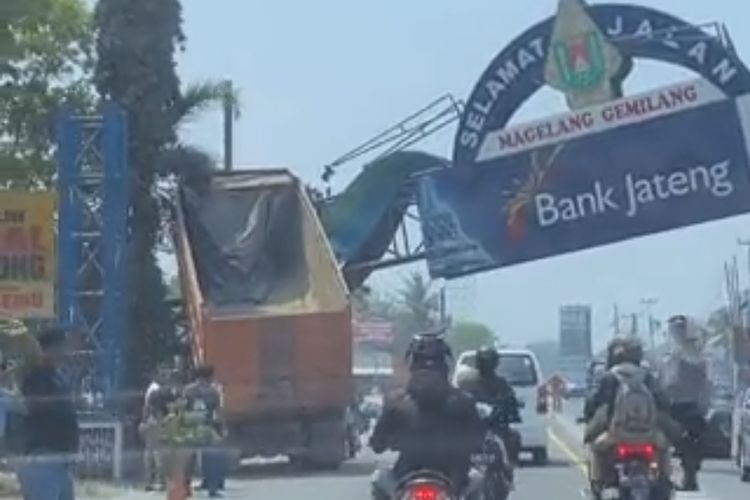 Tangkapan layar media sosial X (Dulu twiter) memperlihatkan truk yang nyangkut di Gapura Selamat Jalan Magelang pada Jumat (20/10/2023)