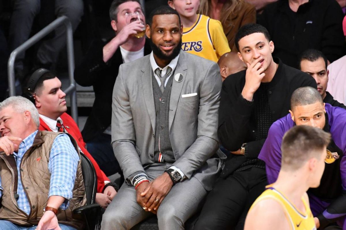Pemain LA Lakers, LeBron James saat menonton timnya bertanding
