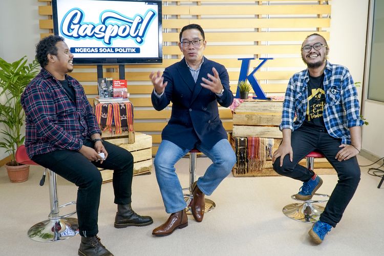 Gubernur Jawa Barat, Ridwan Kamil berpose bersama Host Tatang dan Ryan seusai menjadi narasumber dalam program live Gaspol di kantor redaksi Kompas.com, Jakarta, Rabu (18/5/2022). 