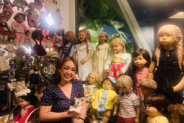 Dari Teman Imajinasi hingga Koleksi 1.500 Boneka, Kisah Luci Bangun Cafe Golekan di Malang